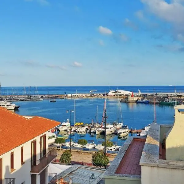 Ático espacioso en el Mediterráneo con vistas al puerto de Cambrils，位于坎布里尔斯的酒店