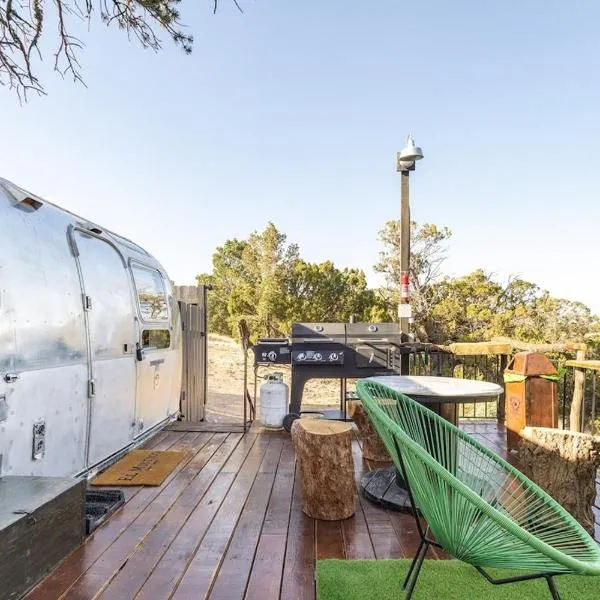 Silver Bullet Airstream, El Mistico Glamping Ranch，位于Nogal的酒店