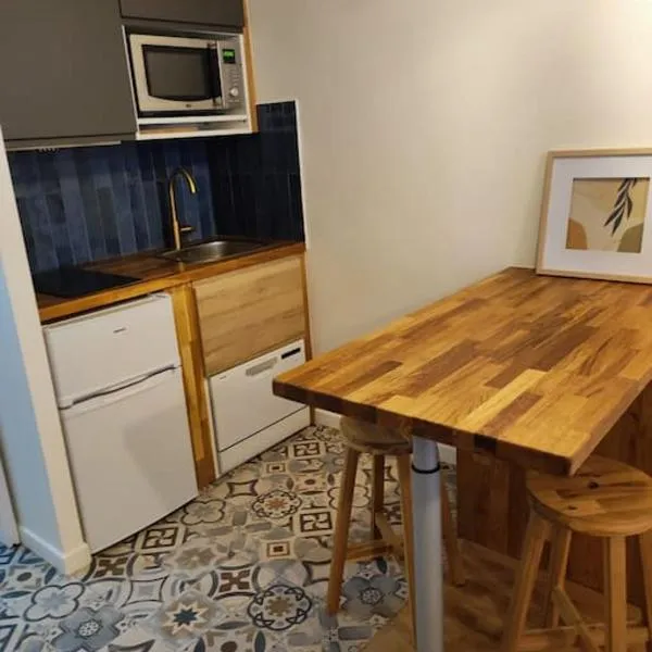 Studio calme à deux pas du lac de Nantua，位于楠蒂阿的酒店