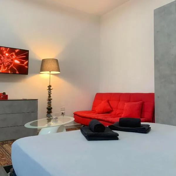 Mini Red Hub - Design Apartment，位于SantʼAgapito的酒店
