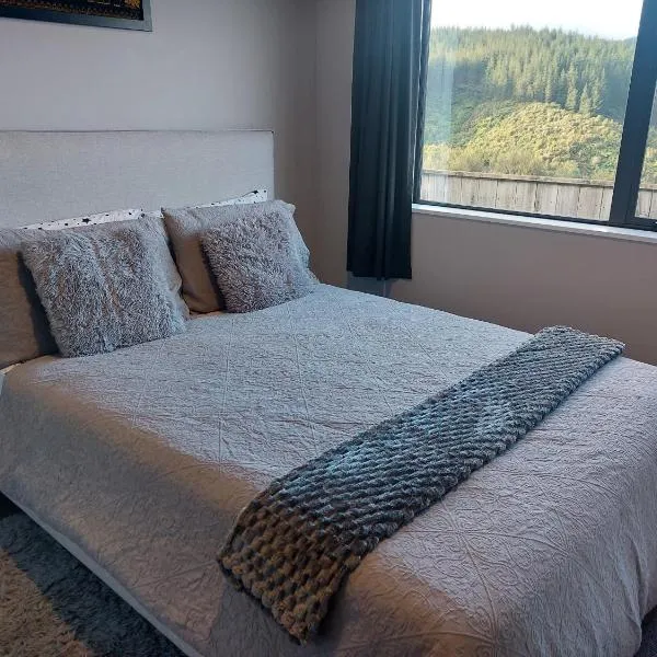 A comfortable room in Upper Hutt with views - Homestay，位于帕拉帕拉乌穆的酒店