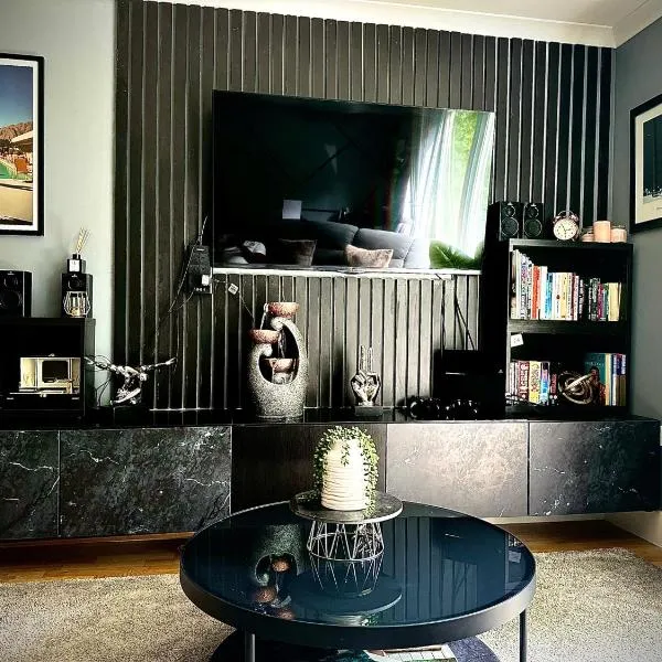 Stunning Luxury Croydon Apartment Gatwick Airport close，位于珀利的酒店
