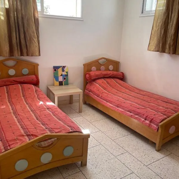 Appartement 2 chambres avec lit bébé，位于Al Hachlaf的酒店