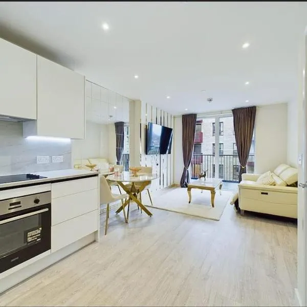 Luxury & Bright Apartment-Near Tube & Shops -Gym Access，位于Hatch End的酒店