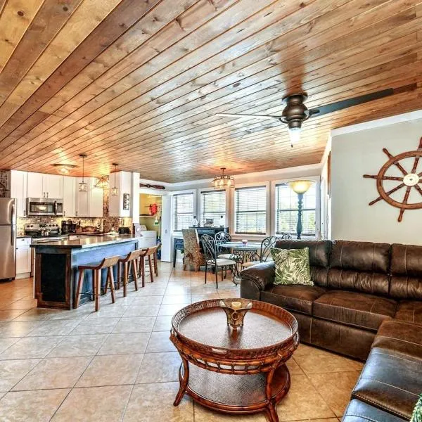Captains Quarters 3 Comm Pools Pet Friendly，位于德斯坦的酒店