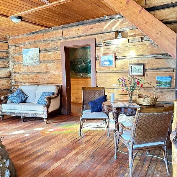 Rustic Beaverfoot Lodge Room N10,位于Parson的酒店