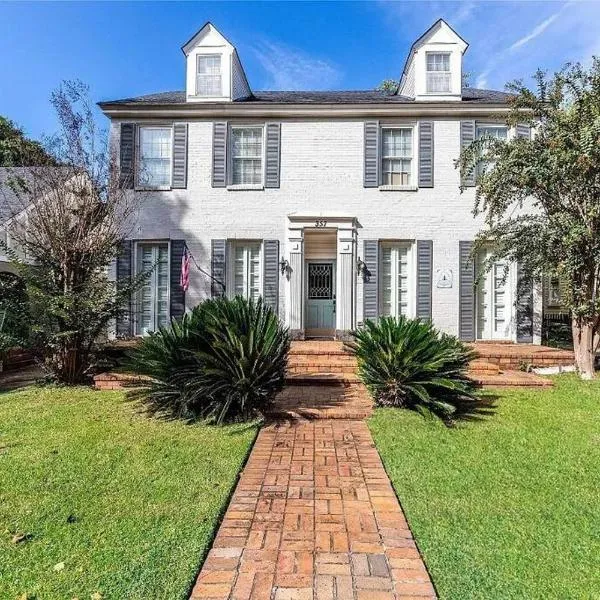 The Montgomery Manor - 5 Bedroom 4 Bath with Pool and Garage，位于蒙哥马利的酒店