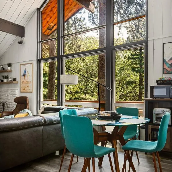 Modern Cabin Near Lakes with Forest Views，位于Running Springs的酒店