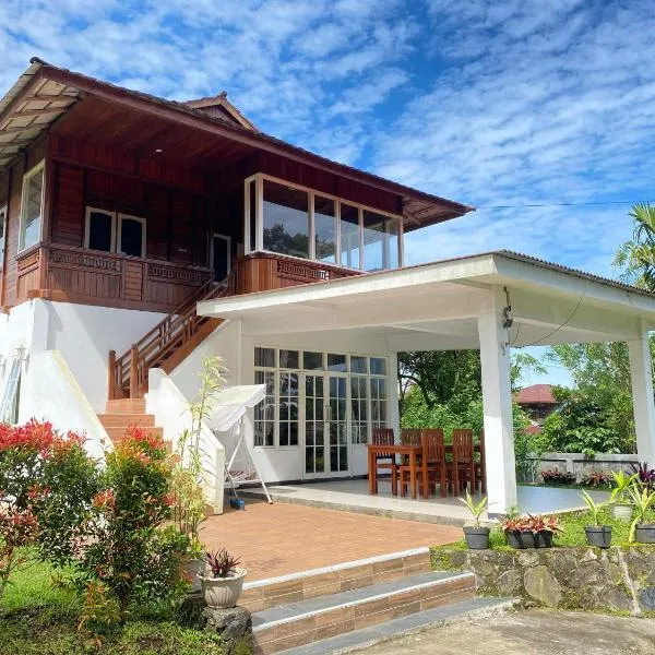 A Spacious Tropical 4 Bedrooms with Bathrooms Villa Marion Tomohon with the view of Gunung Lokon，位于Tomohon的酒店