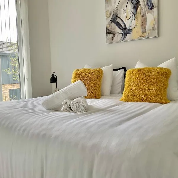 The Parkes - A Stylish 3BR House with free parking, 5 mins from Central Birmingham close to Edgbaston Cricket Ground, The University of Birmingham, Aston and BCU, Moseley, Kings Heath and much more，位于Sheldon的酒店