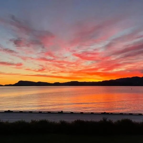seaside house with stunning sunsets & sun all day Near Trondheim，位于Buvika的酒店