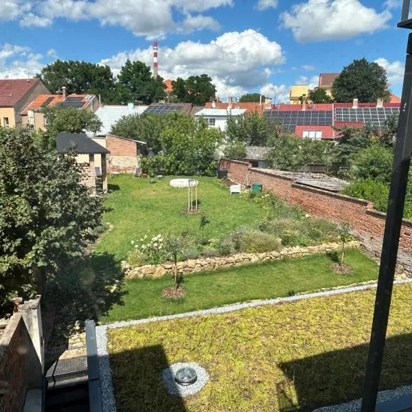 Art Nouveau apartment with garden in Pisek，位于皮塞克的酒店