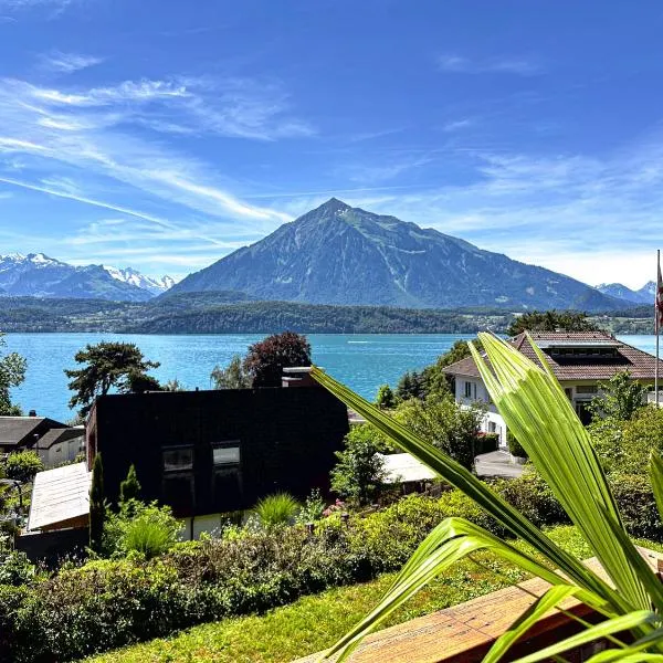 The Bluemlisalp, a private holiday flat with the lake of Thun view，位于贡滕的酒店