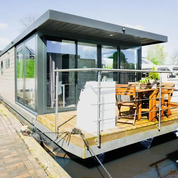 stylish Houseboat 2 bedrooms near Giethoorn，位于斯滕韦克的酒店