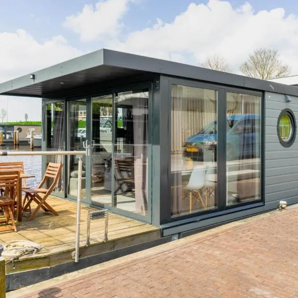 Family Oasis: Houseboat near Giethoorn，位于斯滕韦克的酒店