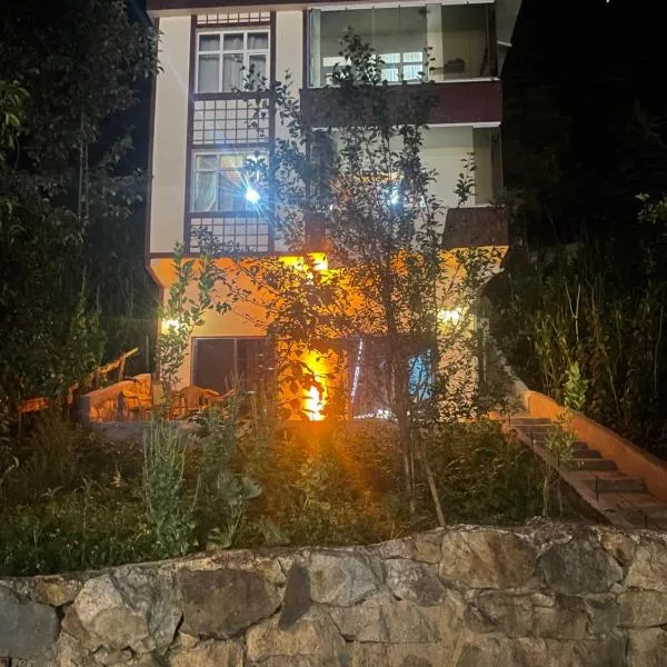 UZUNGÖL Nehir kenarında Doğa içinde merkezi 3 yatak odalı Büyük SUİTE Daire，位于Çaykara的酒店
