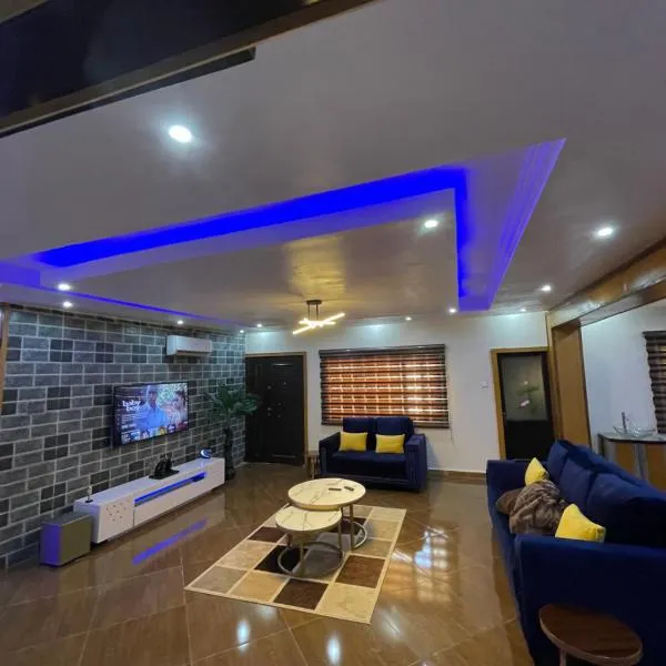 24-Hour Electricity An Entire Stylish 4-Bedroom Bungalow，位于阿库雷的酒店