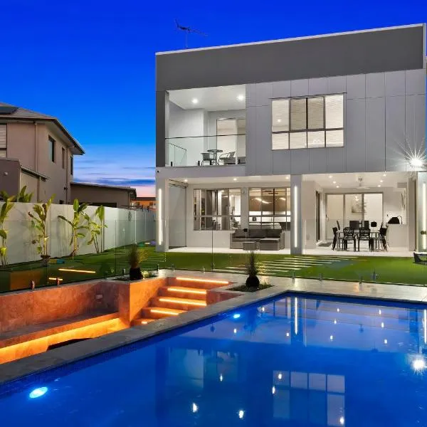 Ocean Escape - Majestic, Luxurious Canal Home，位于邦加里的酒店