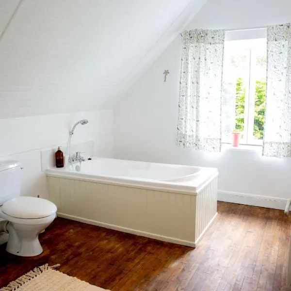 Chambre privée à la campagne avec deux lits doubles petit déjeuner inclus，位于Laniscat的酒店