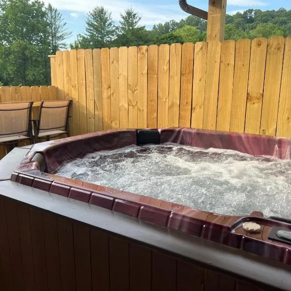 Stay, play and relax in Ohiopyle, PA, Hot tub, Pool table, next to the GAP trail in Ohiopyle, PA，位于Ohiopyle的酒店