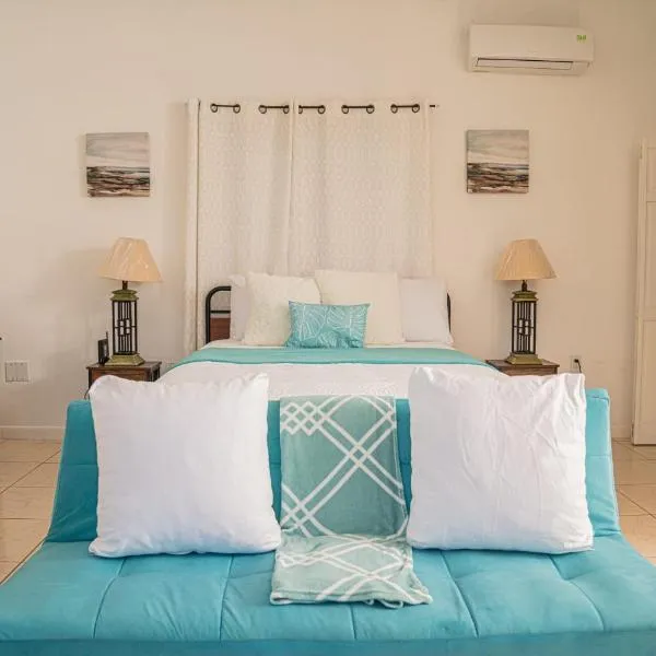 Villa Serenity- Water View Suite - Sleeps 3 -Pool，位于普罗维登西亚莱斯岛的酒店