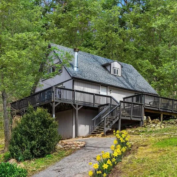Hot Tub, Wraparound Deck, & WiFi at Chalet Cabin，位于Inwood的酒店