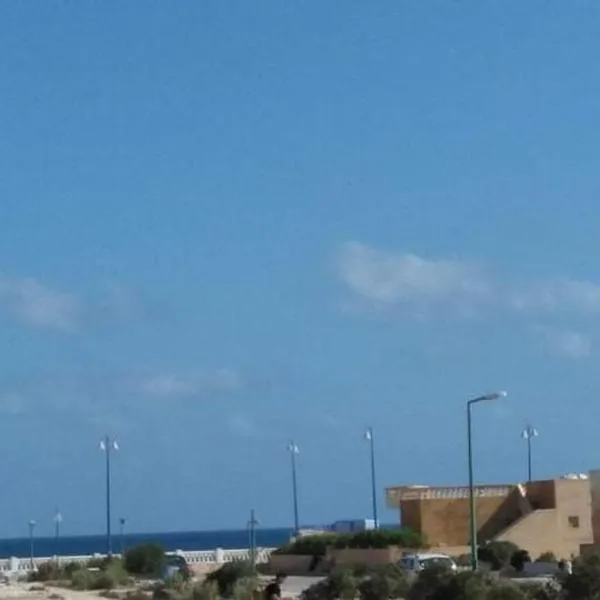 شاليه بقرية القصر السياحية للايجار ب مطروح إمتداد شاطيء الأبيض حمام السباحة في القرية به صيانه，位于马特鲁港的酒店