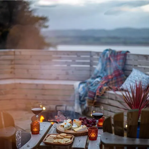 Seaview Cabin Sleeps 2 -Hot Tub -Dogs Ok -Parking，位于Newburgh的酒店