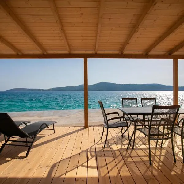 Amadria Park Deluxe Mobile Home，位于希贝尼克的酒店