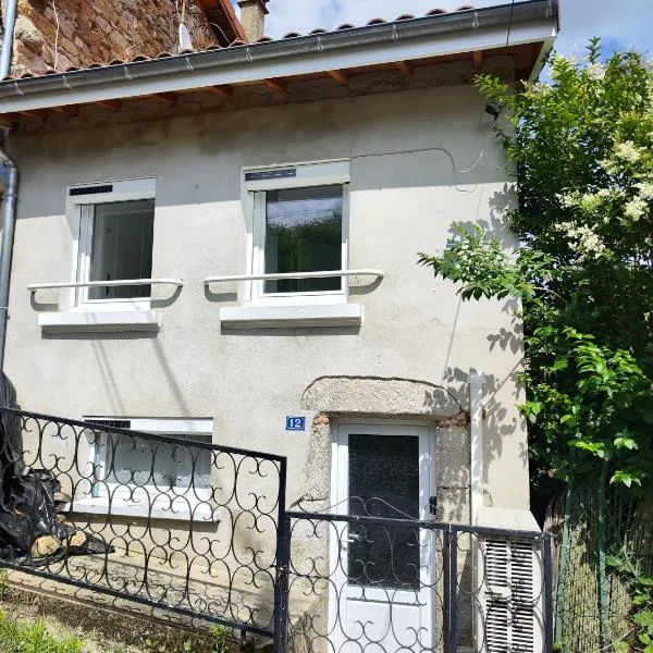 La Maison d'Aurélie 4 à 6 personnes en Auvergne à Saint Remy sur Durolle，位于蒂耶尔的酒店