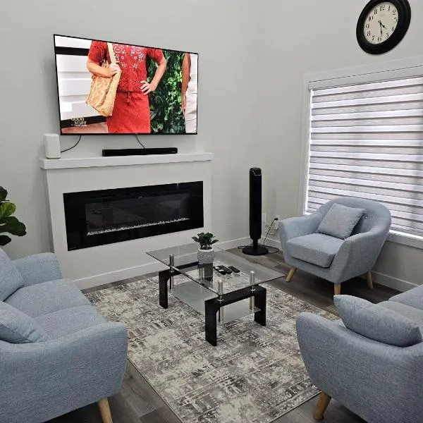 Sleek Home in Trendy Community at SW, Edmonton，位于埃德蒙顿的酒店
