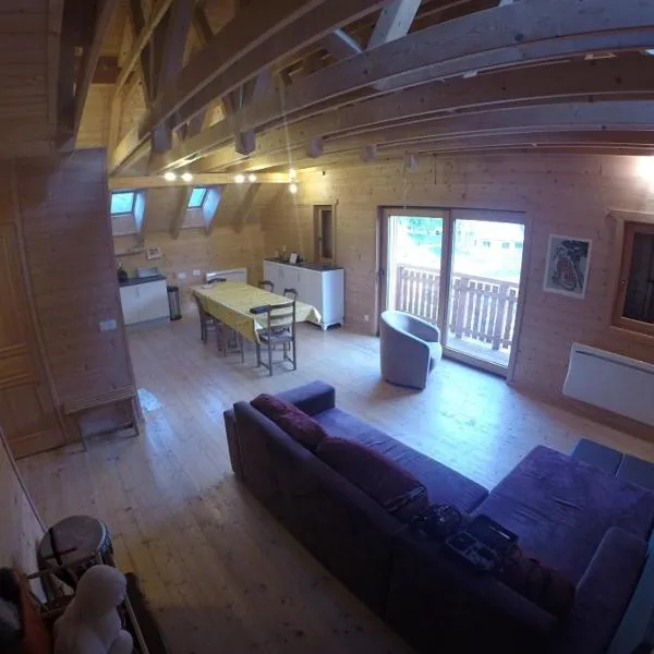 2eme étage de 85m2 d'un chalet，位于昂塞勒的酒店