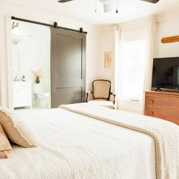 Historic Suite, Walk to Bay，位于费尔霍普的酒店