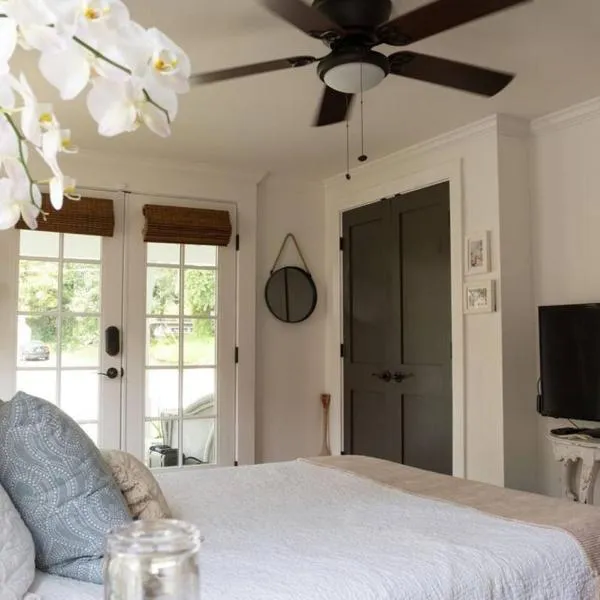 Historic Coastal Suite Steps to the Water，位于费尔霍普的酒店