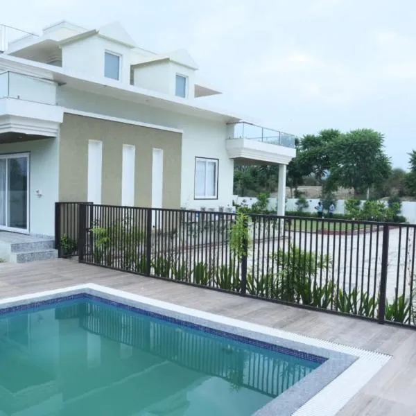Raj Farms Luxury Villa and Private Pool Near Kukus，位于斋浦尔的酒店