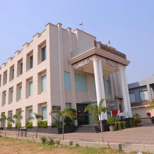 HOTEL ROYAL VILAS9，位于Gajraula的酒店