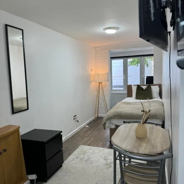 CozyStay - Entire Studio Flat in Dagenham - With a Private Bathroom & Kitchen - Easy Transport Links to Stratford & Central London under 40 minutes，位于达格纳姆的酒店