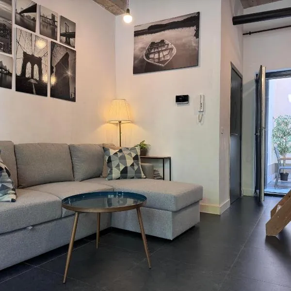 Modern cozy studio with backyard，位于Hoboken的酒店