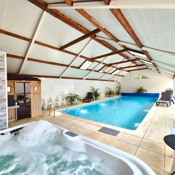 Magnificent 18th Century, 5 Star Luxury Spa，位于Melleray-la-Vallée的酒店