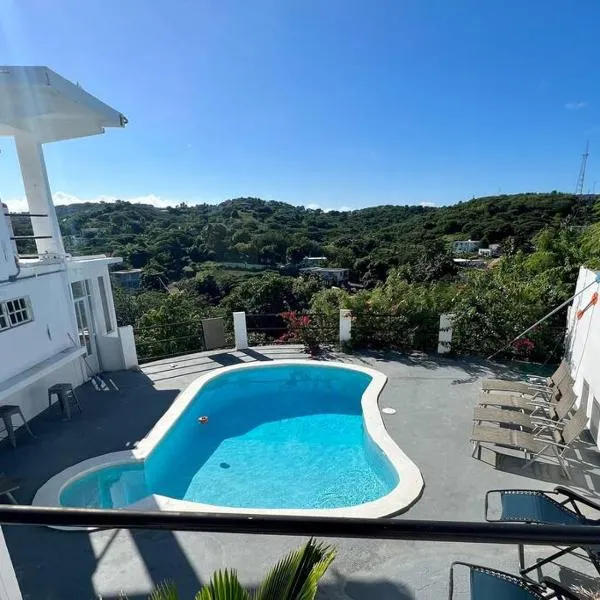 Casa Mariposa - Hilltop home with Pool and Rooftop，位于Moscou的酒店