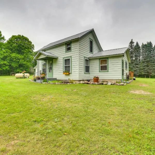 11 Mi to Lake Fife Farmhouse with Yard and Fire Pit!，位于Fife Lake的酒店