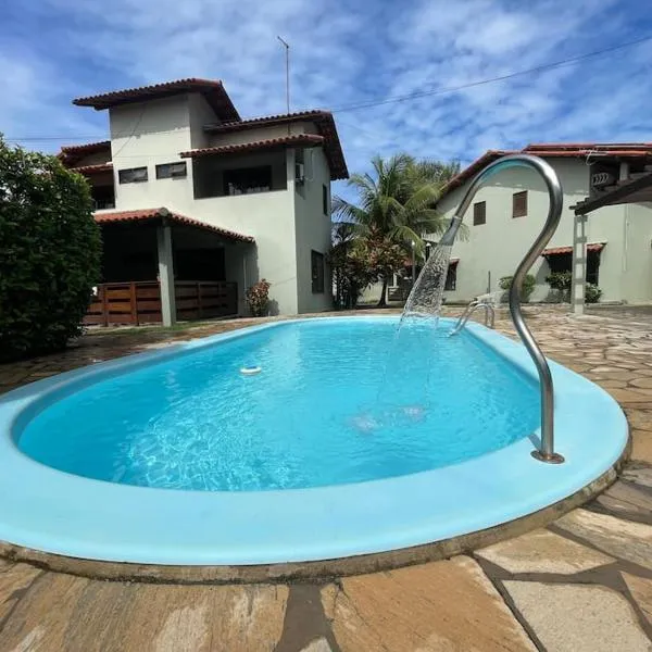 Casasveraneio casa top com 2 suítes com ar condicionado a 100 m da Praia - Barra de São Miguel, 7 minutos do gunga e 3 da praia bonita e conchas ! Área gourmet particular com churrasqueira , chuveirão !condomínio com muito verde,piscina de 10m!，位于拉巴拉德纳圣米格尔的酒店