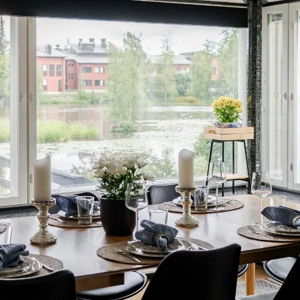 Villa Gaia - Luxury villa with jacuzzi and beach close to trainstation 10 minutes from Tampere city! 1,5 hours to Helsinki，位于伦派莱的酒店