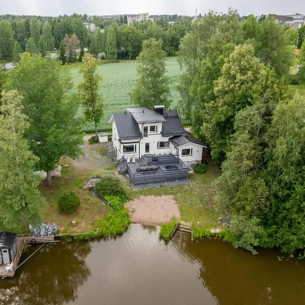 Villa Gaia - Luxury villa with jacuzzi and beach next to trainstation 10 minutes to Tampere city! 1,5 hours to Helsinki，位于瓦尔凯阿科斯基的酒店