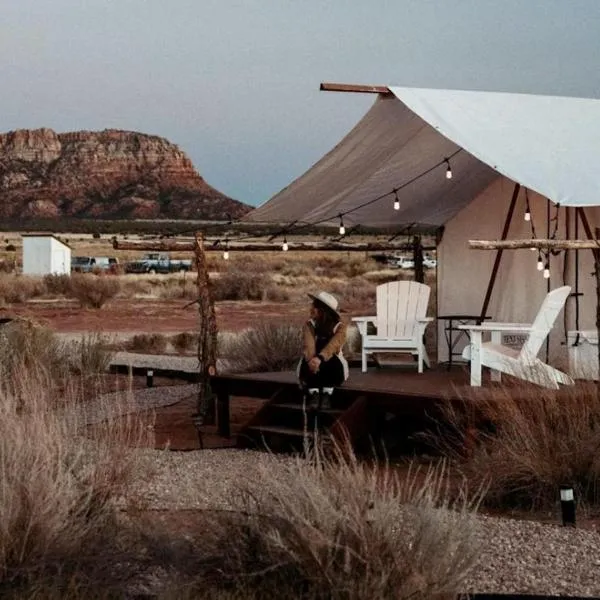 Cozy Glamping Retreat b w Zion & Bryce Canyon Wifi，位于Fredonia的酒店