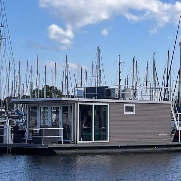 Houseboat Maatrollie NS002，位于蒙尼肯丹的酒店