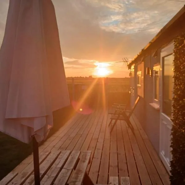 The Sunset "with Lazy Spa"，位于Worth的酒店