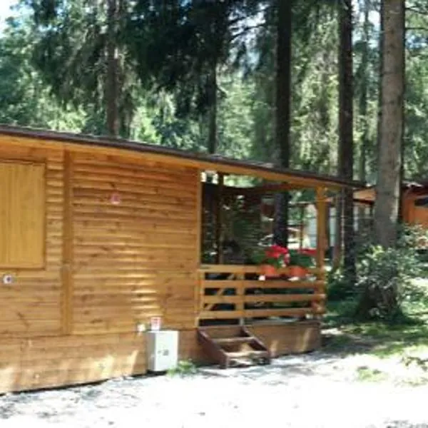 Camping Village Boscoblu'，位于博尔诺的酒店