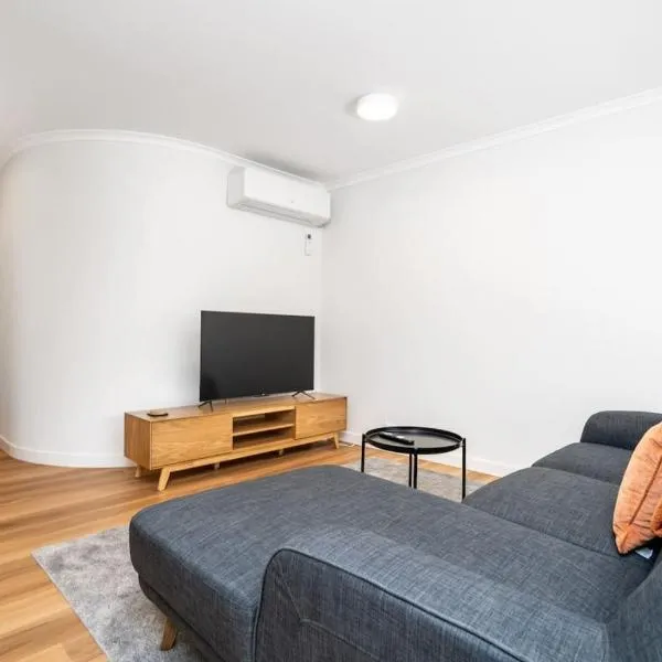 Apt in Kingston - 10min to Lake Burley Griffin - Hosted by Canstay，位于金斯顿的酒店