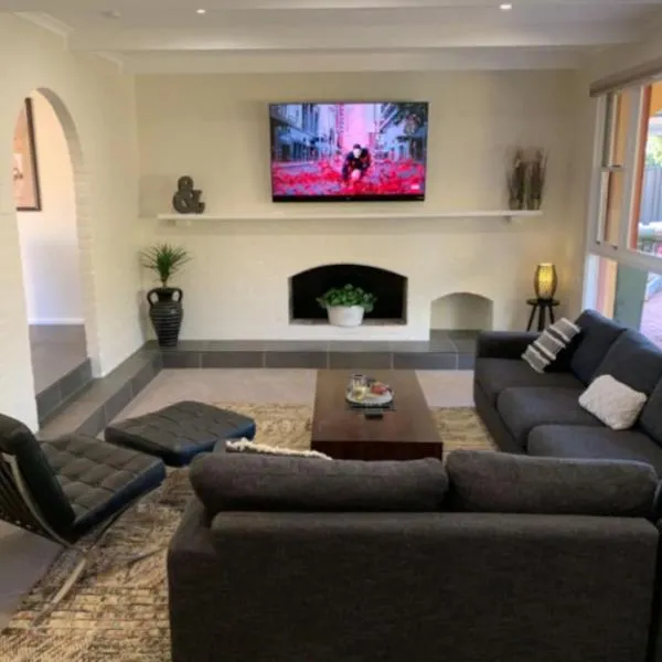 Warm and Spacious 5BR Home w WIFI and Multiple Parking - Hosted by Canstay，位于Weetangerra的酒店